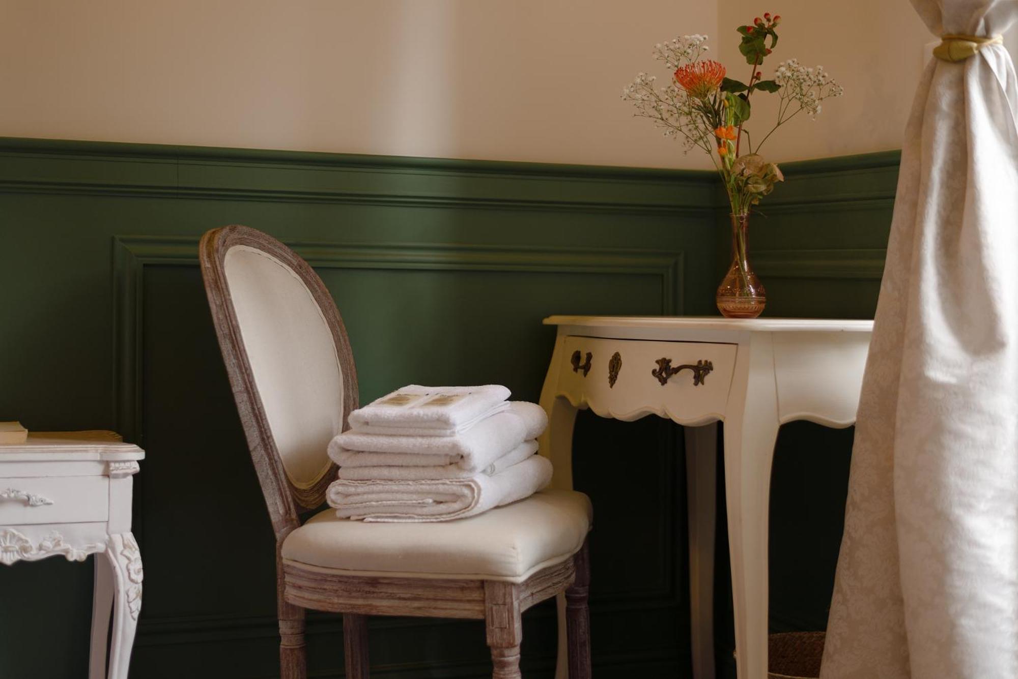 Manoir De Laroque Delprat Bed & Breakfast Autoire Bagian luar foto